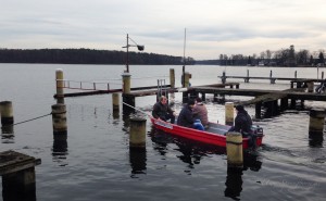 Mitglieder vom MCG helfen der BBSG (Historischer Hafen) beim Verholen der "Horst"